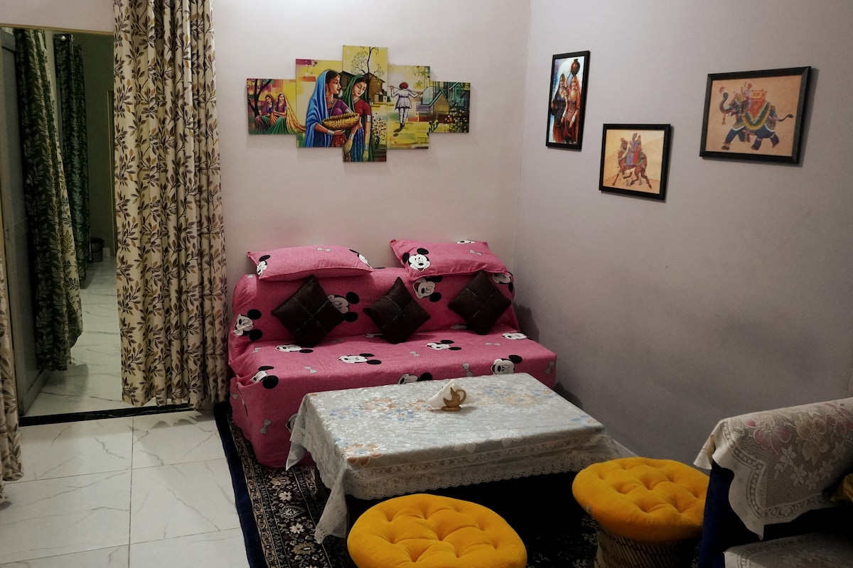 Clean & Cozy Room in Bani Park near Sindhi Camp