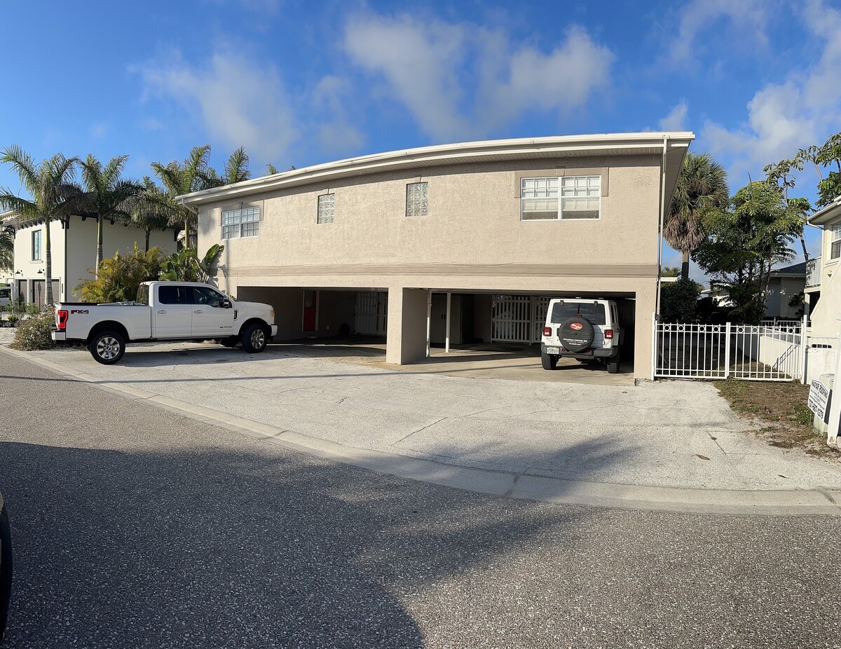 Pinellas County Direct beachfront 2 Bed/2 Bathroom