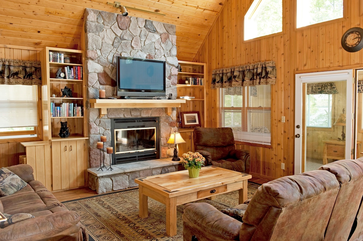 Bear Den - Beachfront Retreat on East Silent Lake