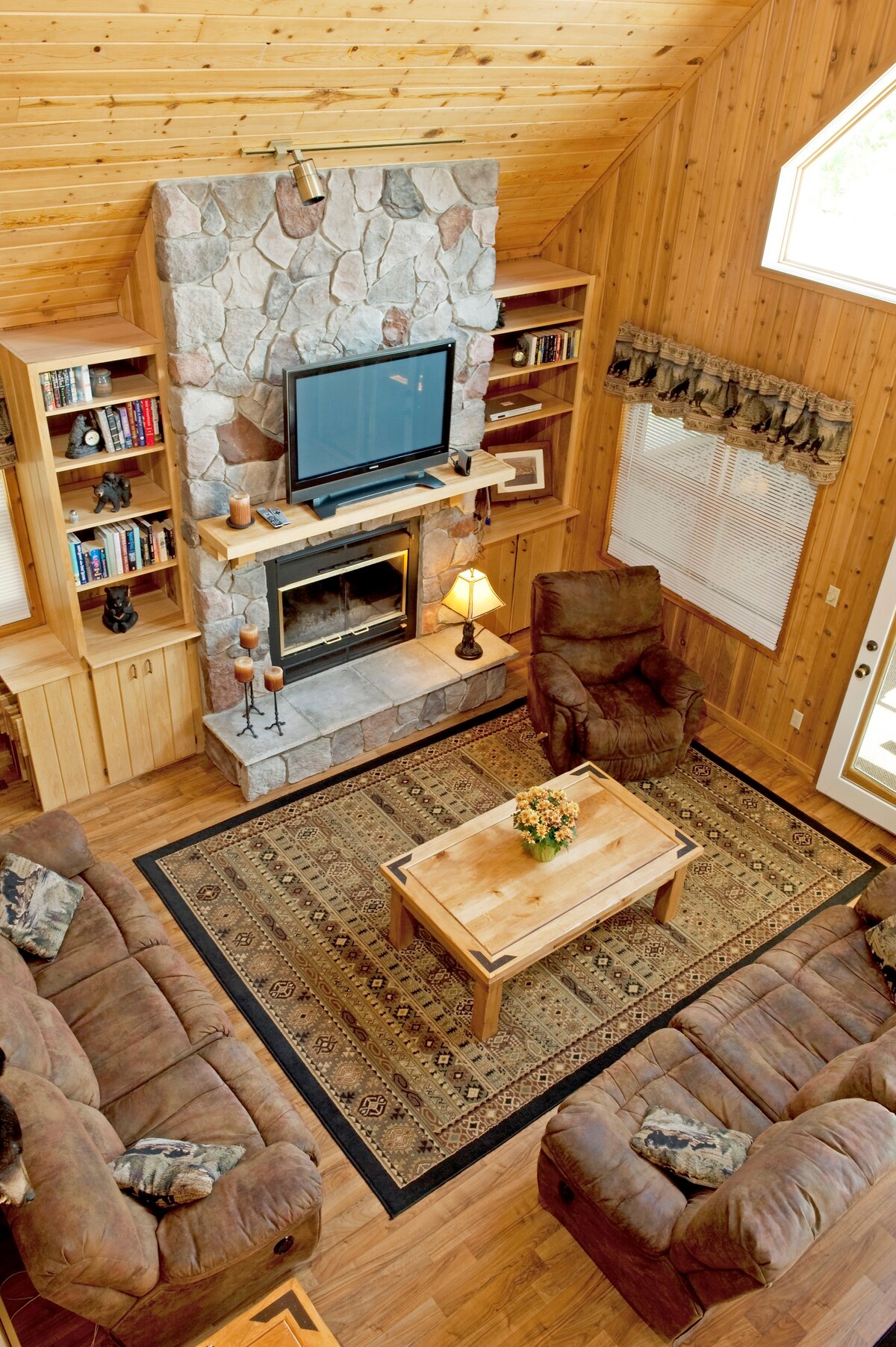 Bear Den - Beachfront Retreat on East Silent Lake