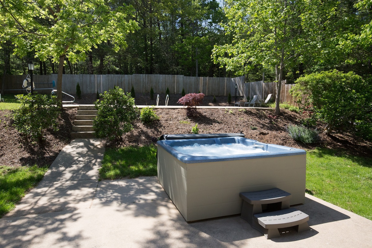 Hot Tub & Pool on Wooded Lot