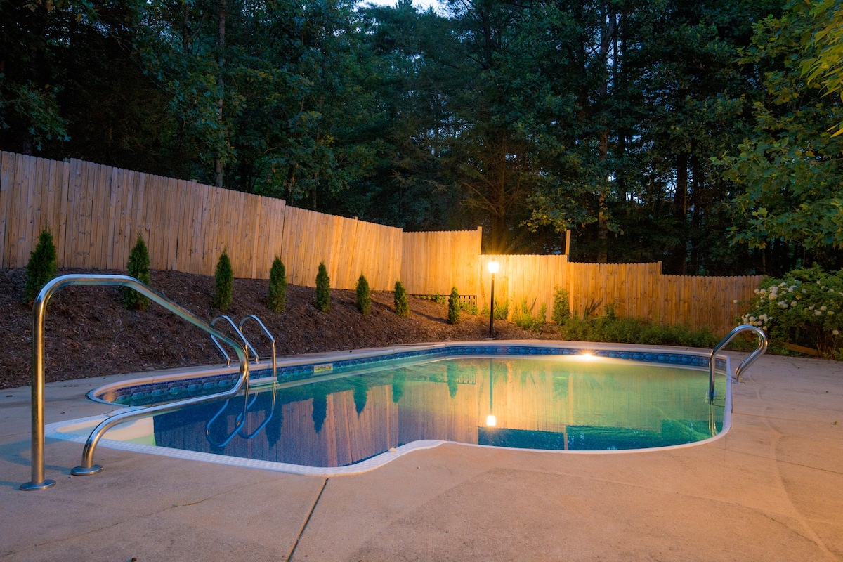 Hot Tub & Pool on Wooded Lot