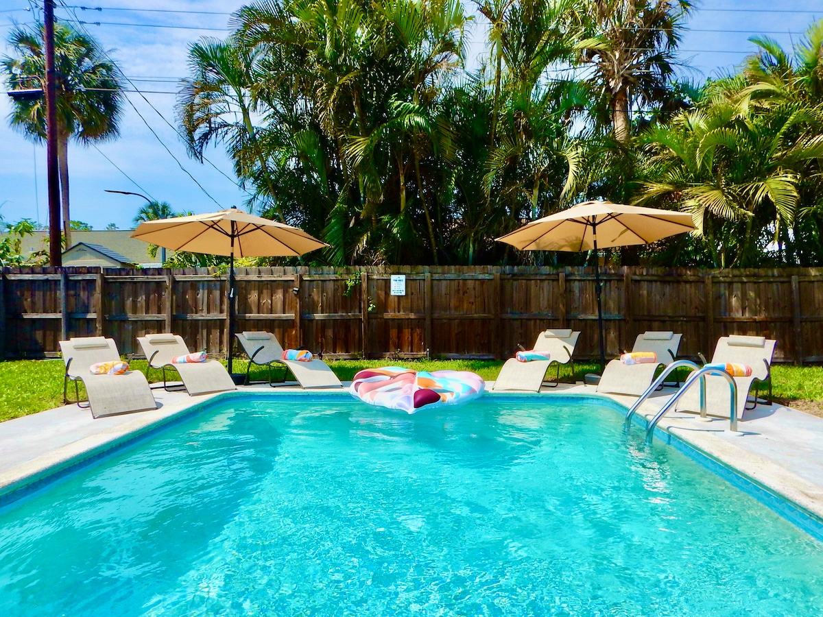 The Periwinkle, a heated pool home 10 min to beach