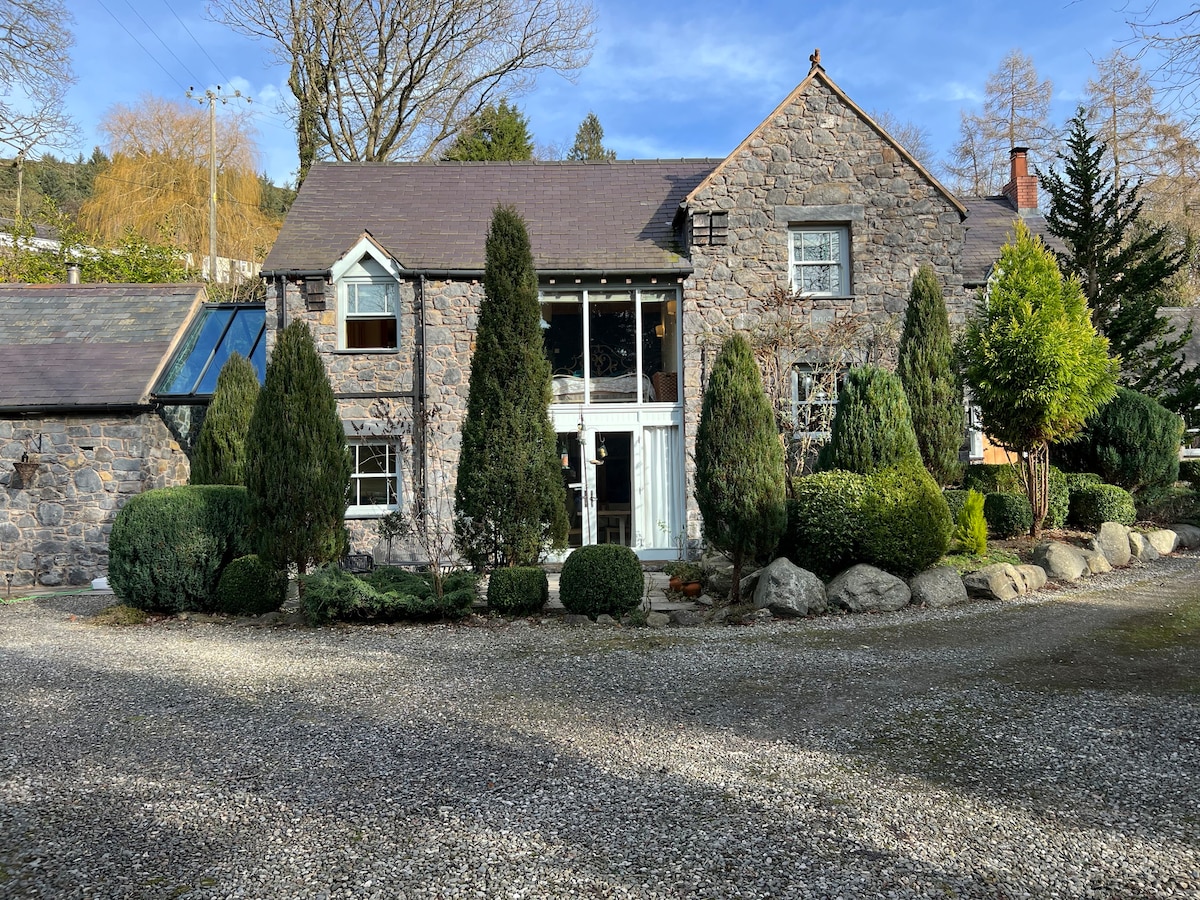 Large cottage in idyllic setting