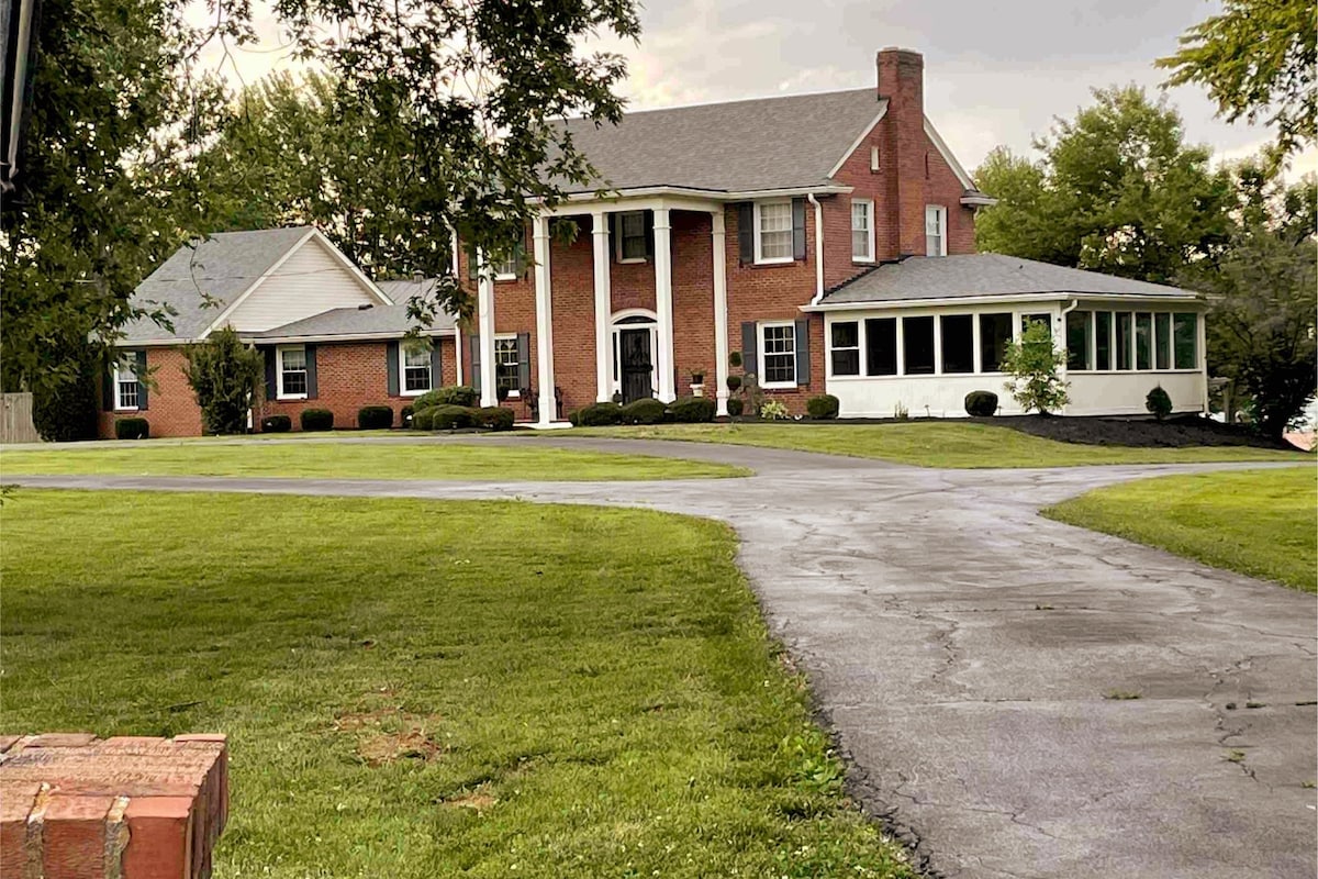 B on the Bourbon Trail with pub, pool and hot tub