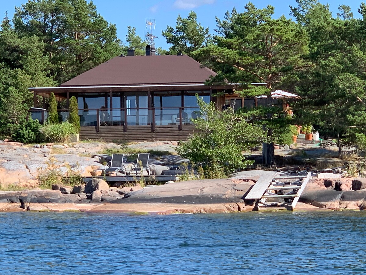 Cozy hideaway Villa by the sea