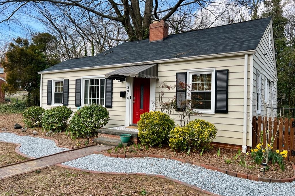 Cozy, updated cottage near UNCG!