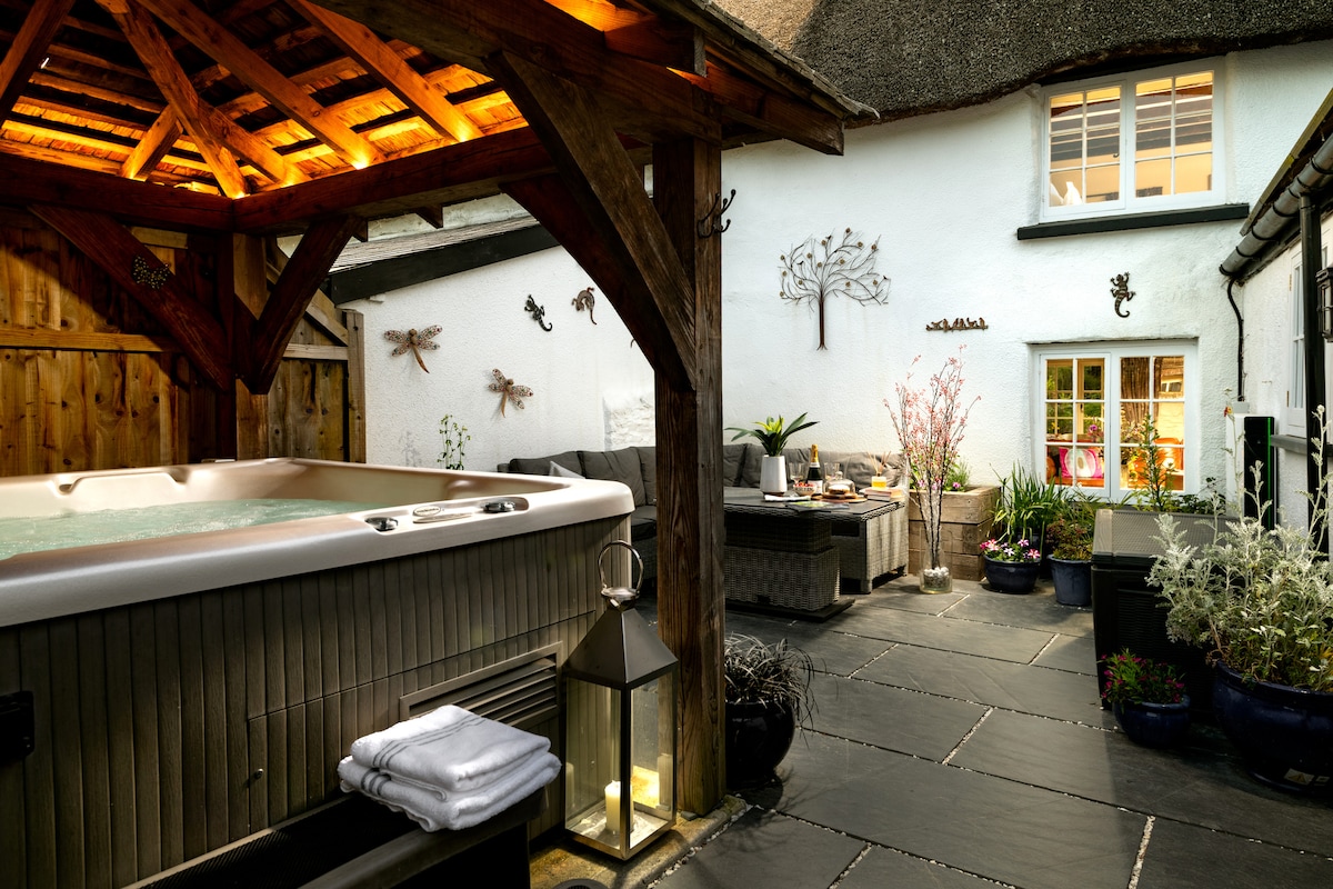 5* Luxury Thatched Cottage with Hot Tub in Devon