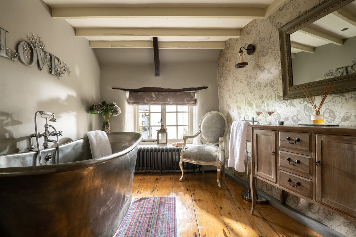 5* Luxury Thatched Cottage with Hot Tub in Devon