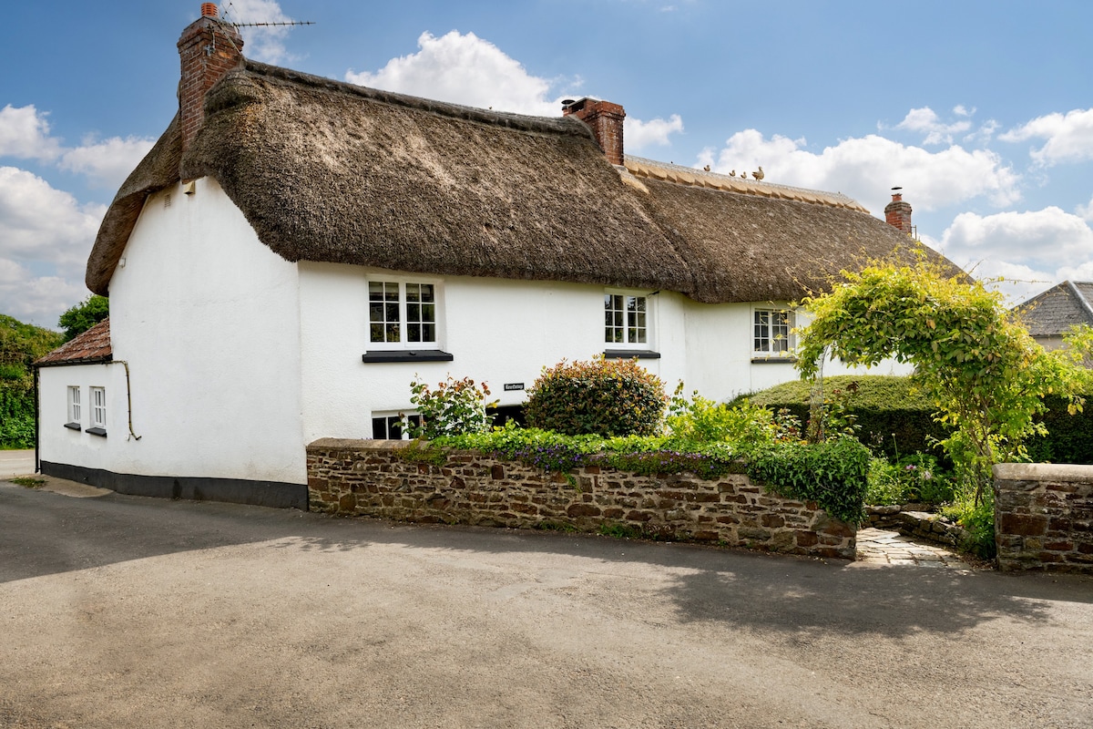 5* Luxury Thatched Cottage with Hot Tub in Devon