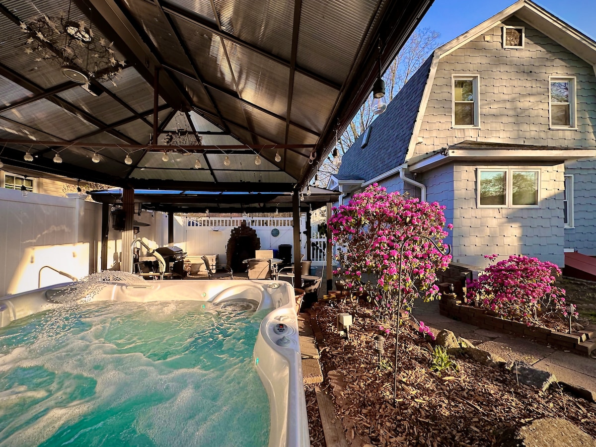 Quaint Colonial - Private Hot Tub & Entire House