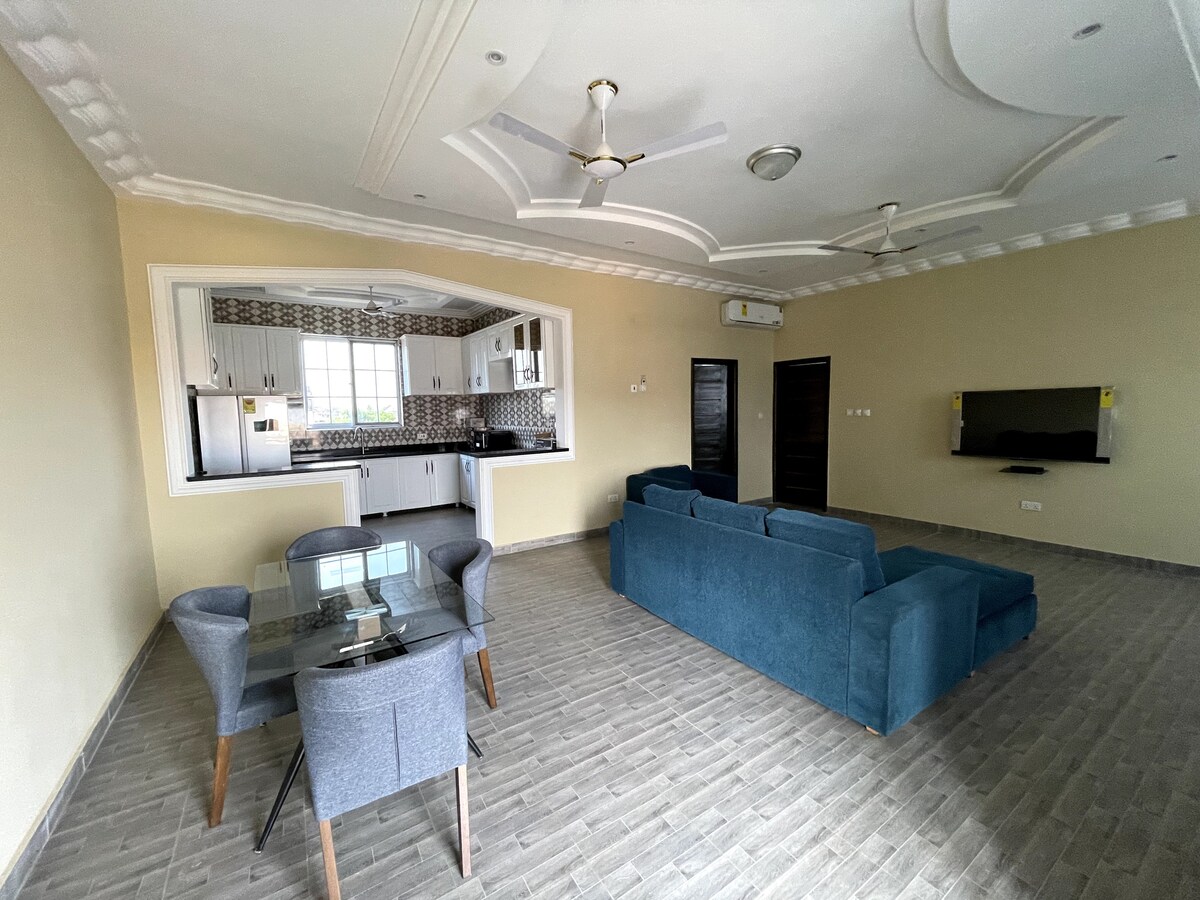 Large 2 Bedroom Apartment Tema