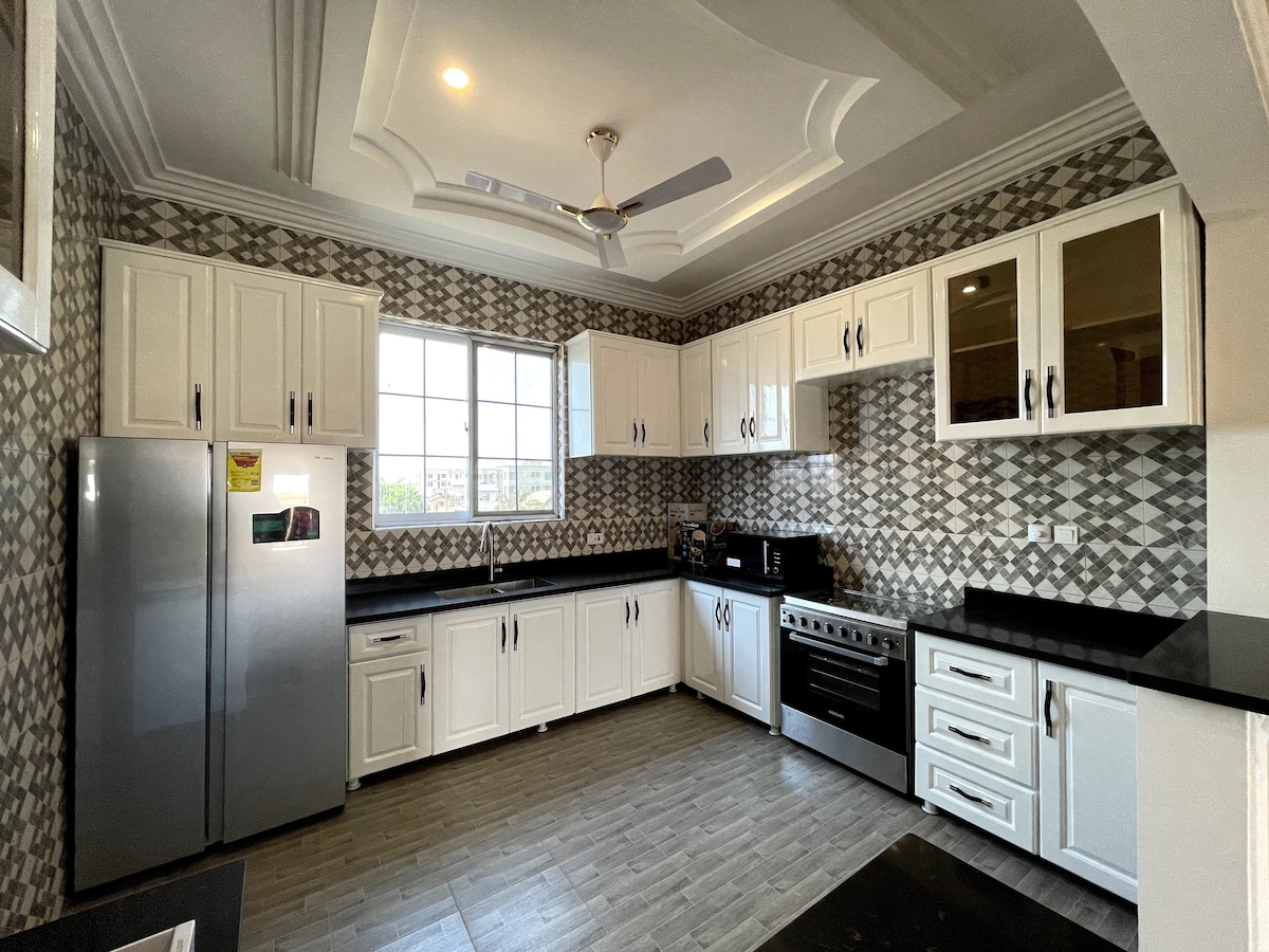 Large 2 Bedroom Apartment Tema