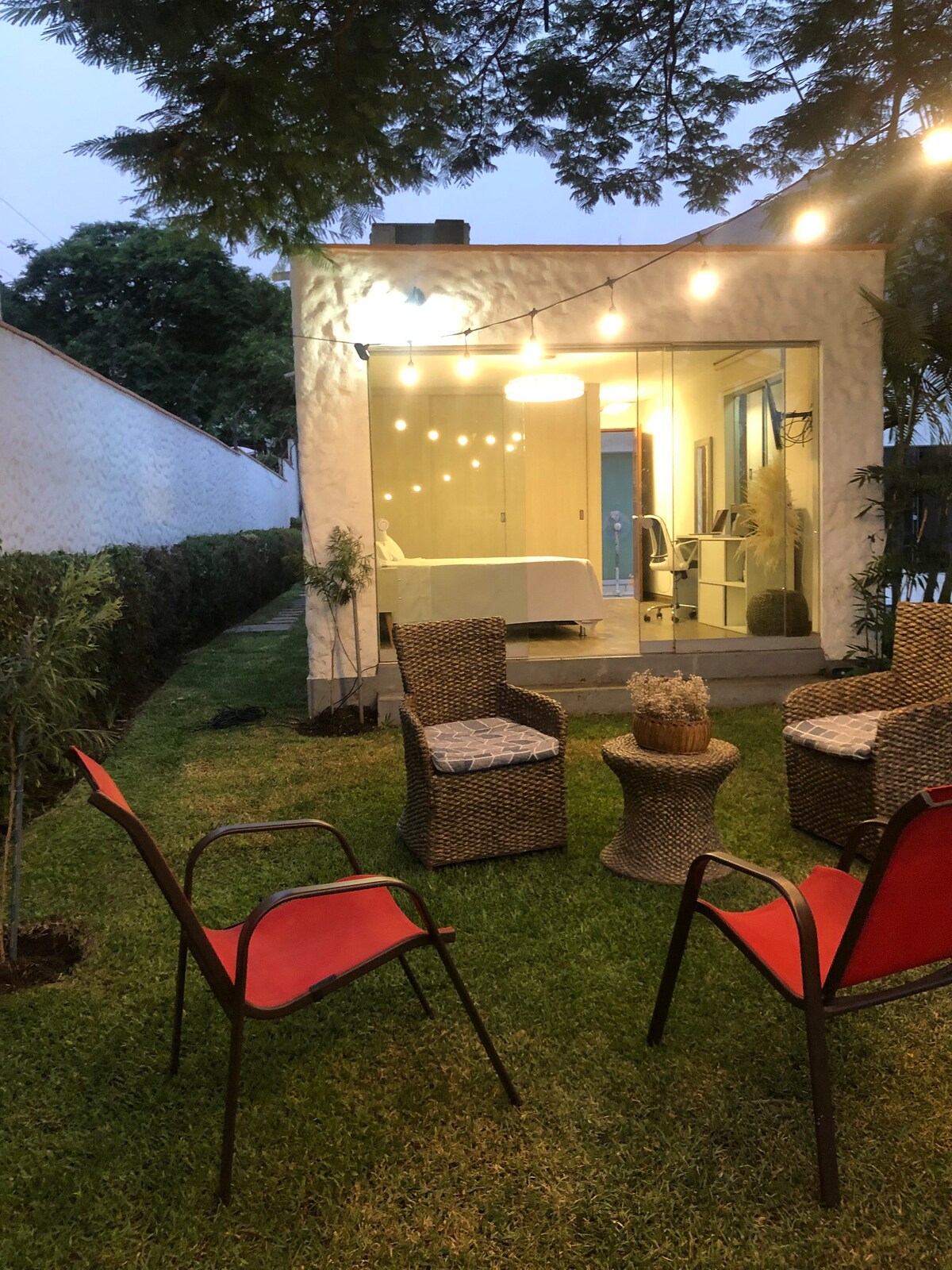 Alojamiento con piscina vista a la laguna y jardín