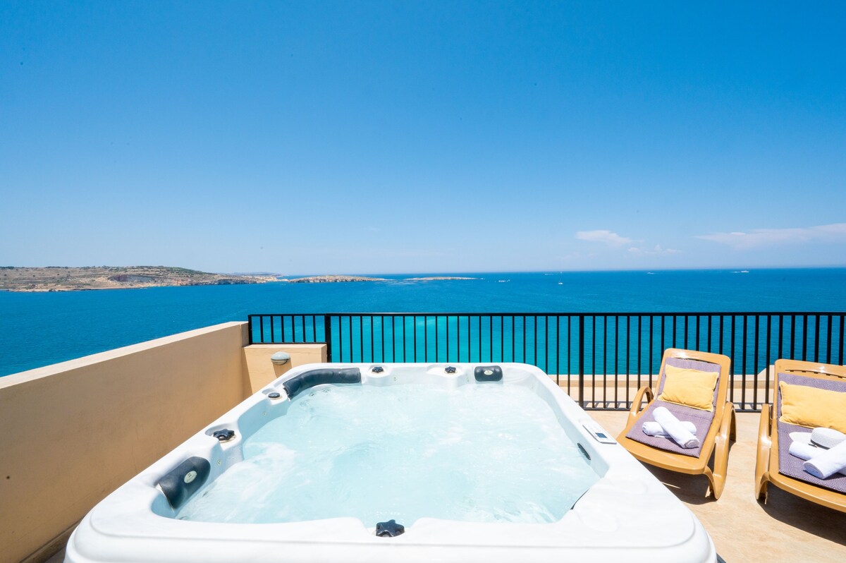 Islet Seafront Penthouse with private Hot tub