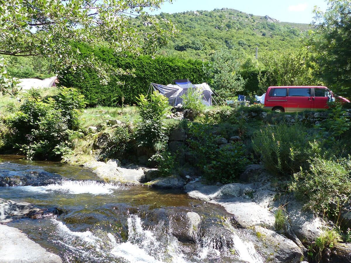 Tente aménagée proche rivière