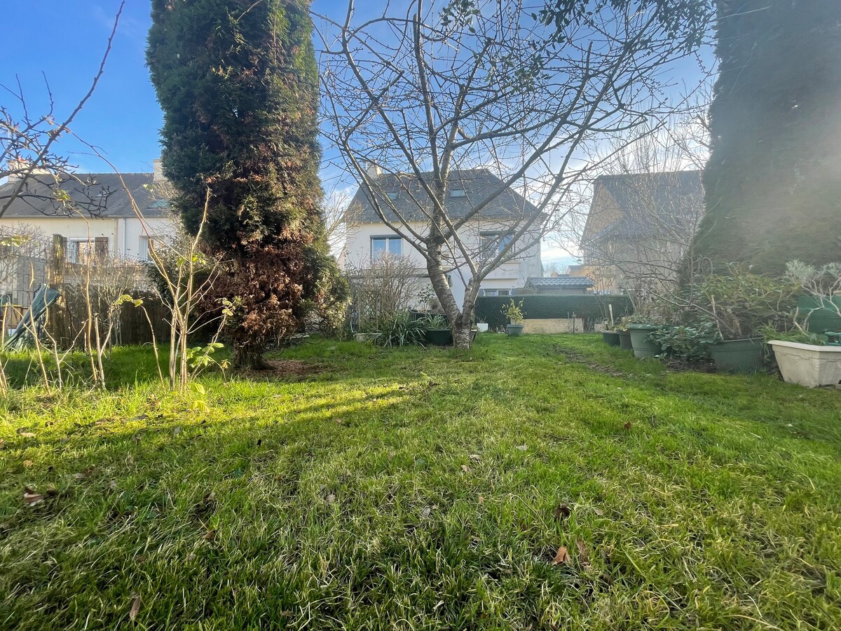 Maison spacieuse avec jardin et vélos