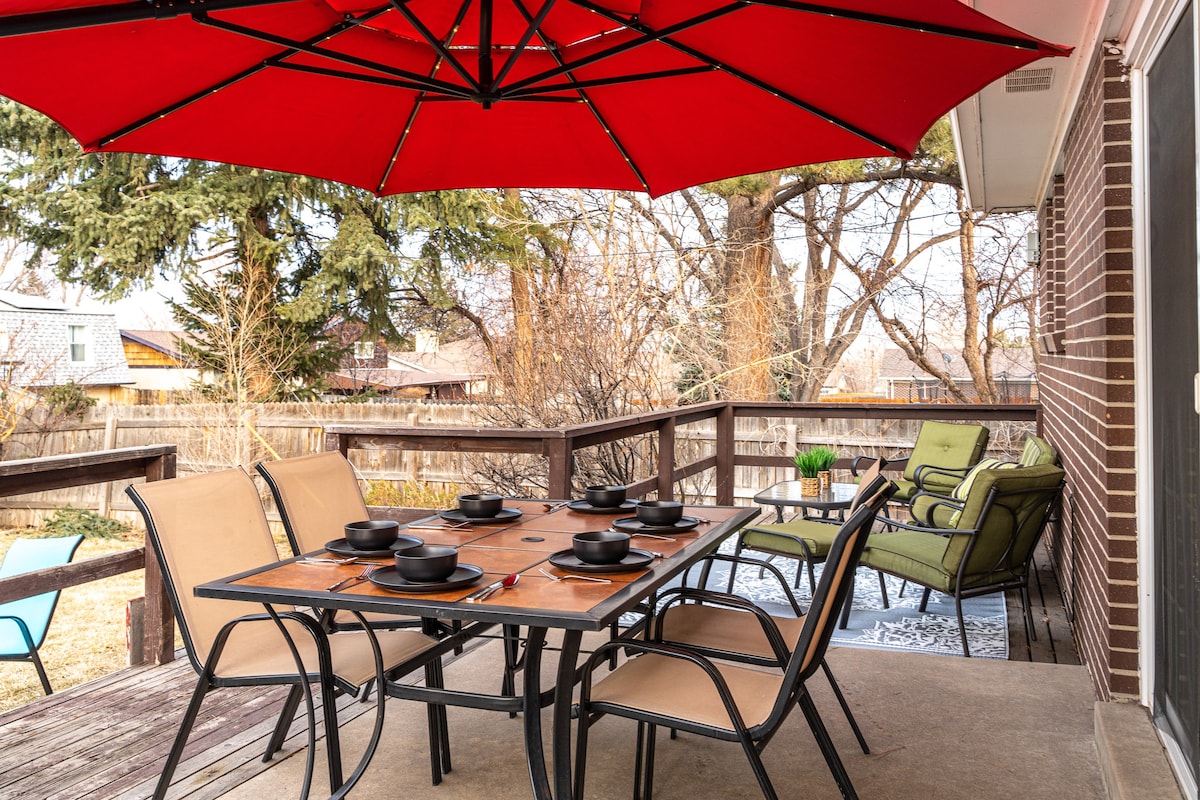 Hot Tub, Sun Patio, 3 KingBeds, 2BA, Full Kitchen