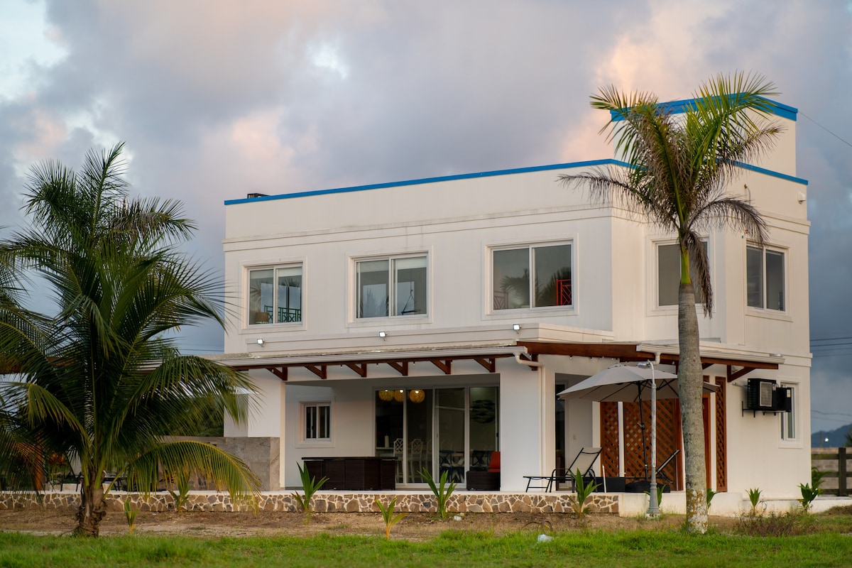 Casa Azul, the “NEW” stylish beach house @ Tela HN
