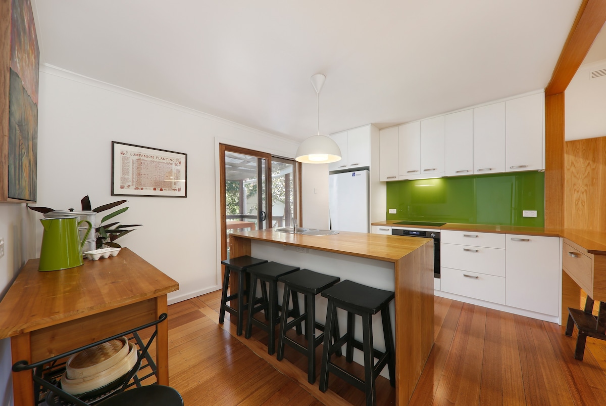 Paperbark House - Walking Distance to Everything!