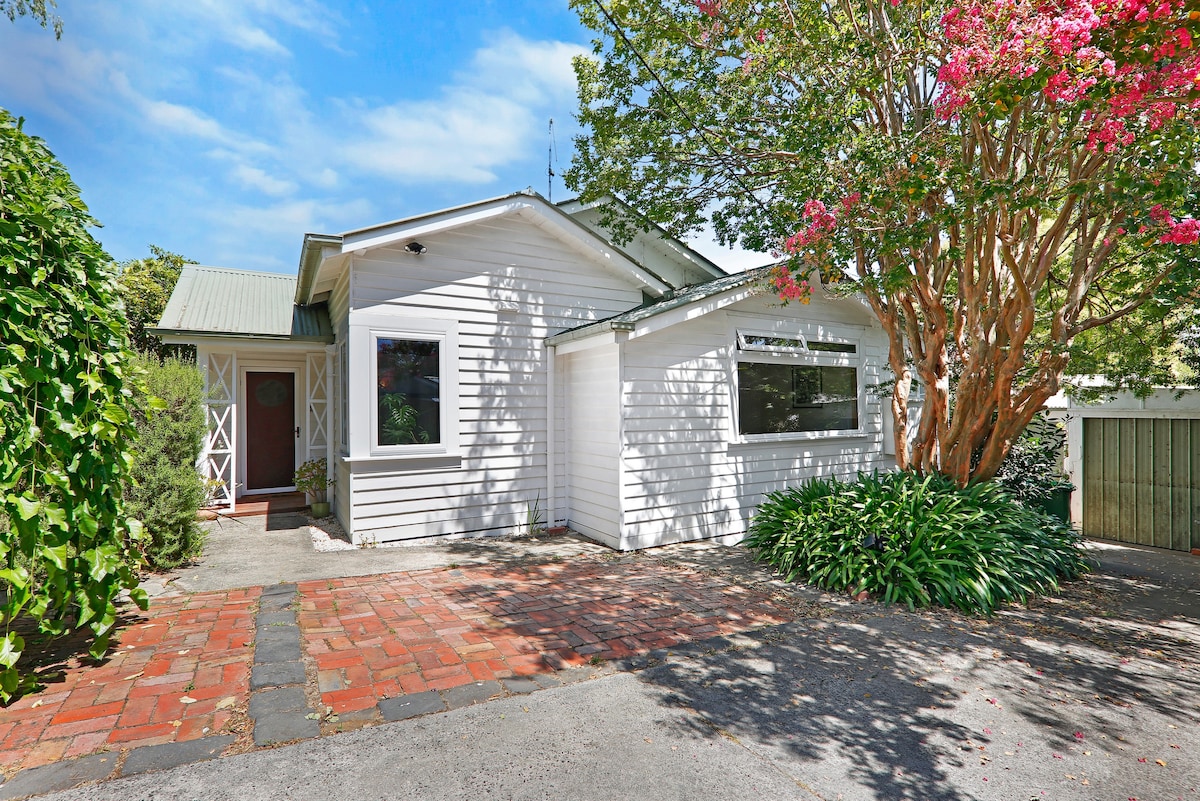Paperbark House - Walking Distance to Everything!