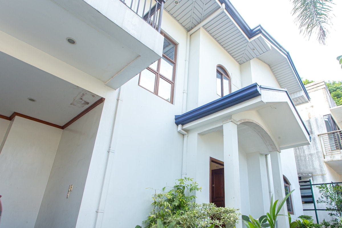 3 BR Big 500 SQM Private Home in Kapitolyo Pasig