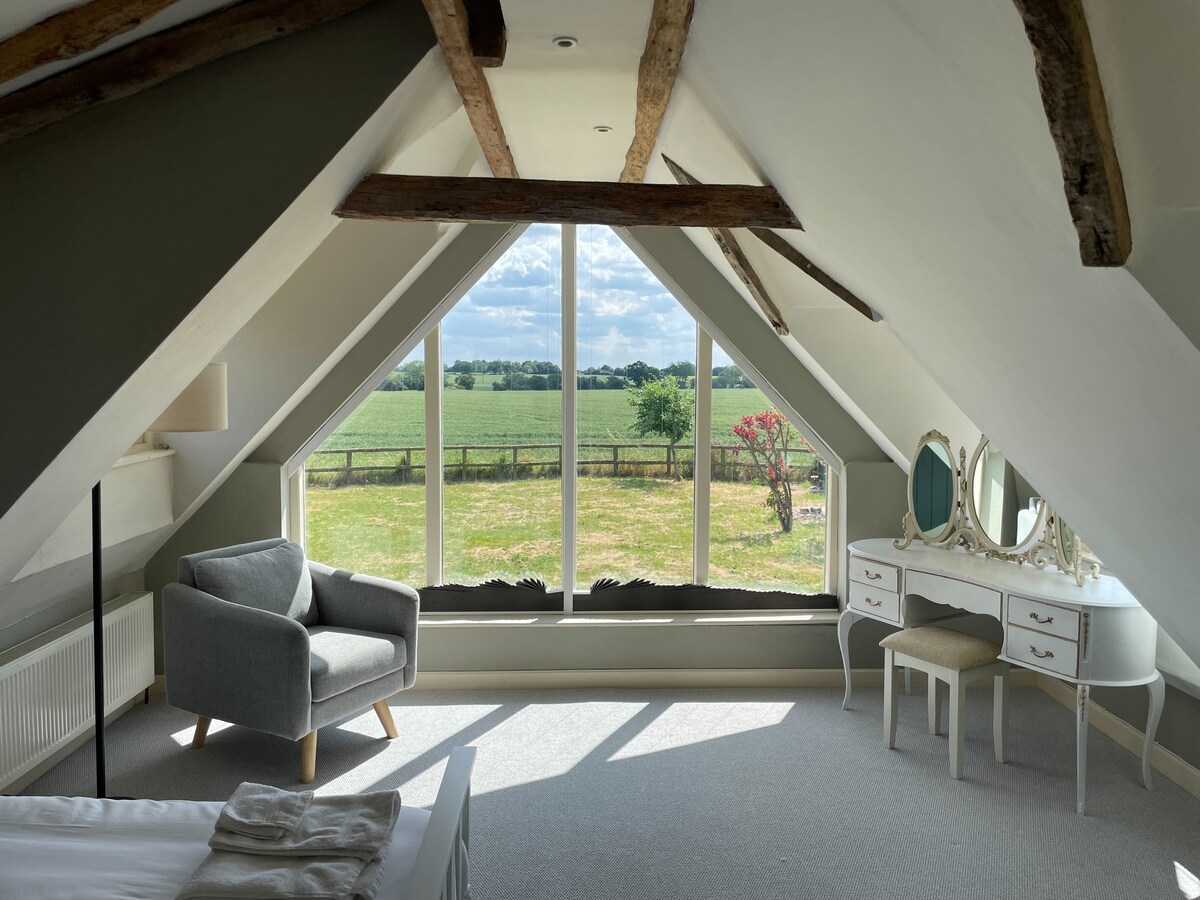 Old Cottage - English Countryside Retreat