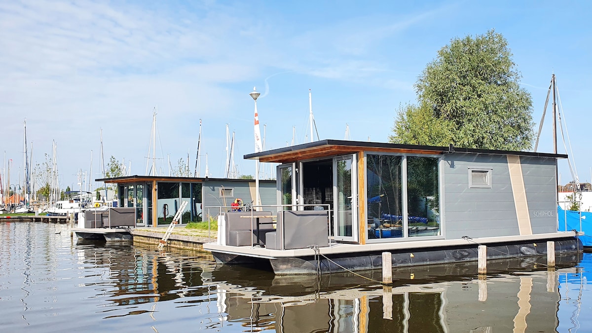 Houseboat Lake Heeg