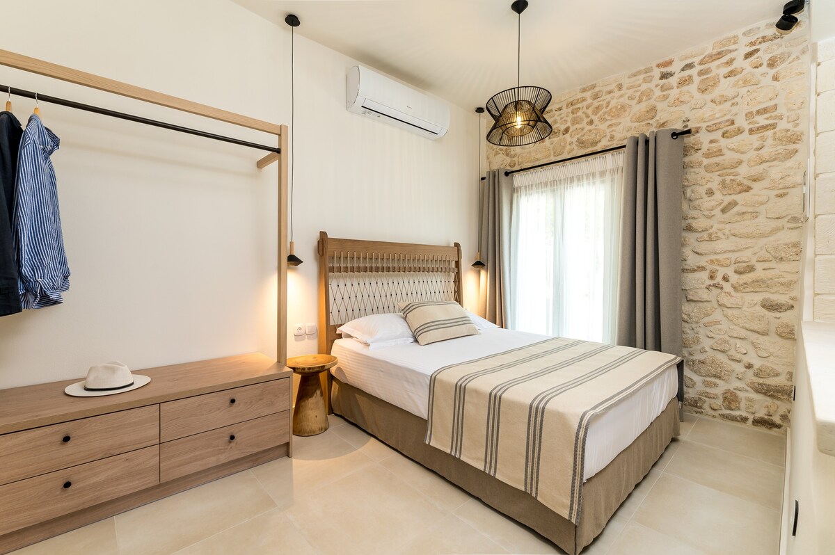 Oinos Suite and cave-sitia