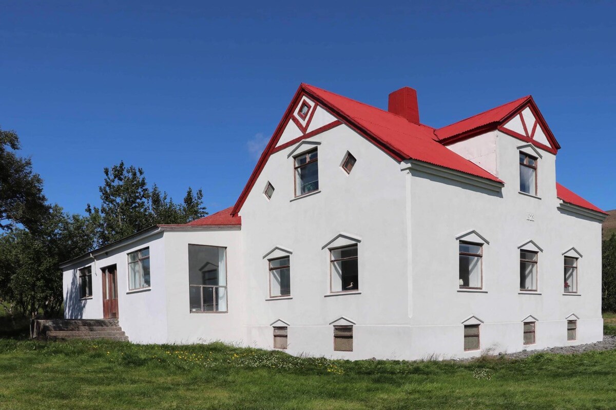 Lundarbrekka Farmhouse