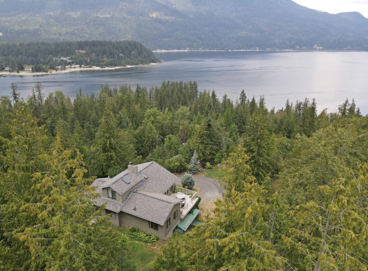 Lake view home in Procter