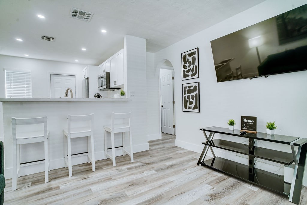 Modern & Cozy 2BD |Central Location| Free parking