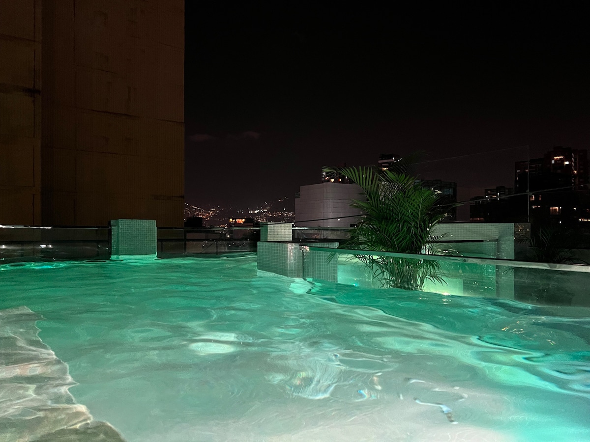 Parque Lleras Private Penthouse with Rooftop Pool