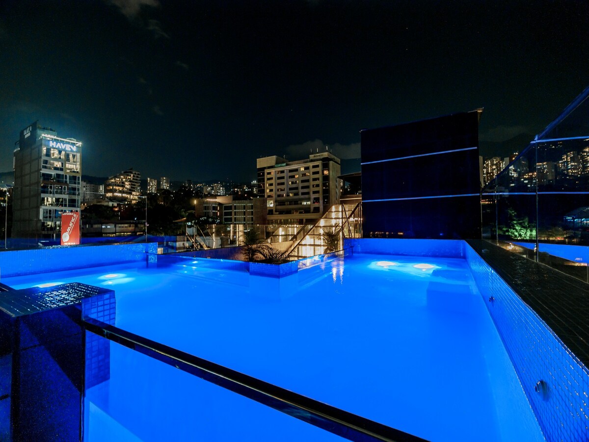 Parque Lleras Private Penthouse with Rooftop Pool