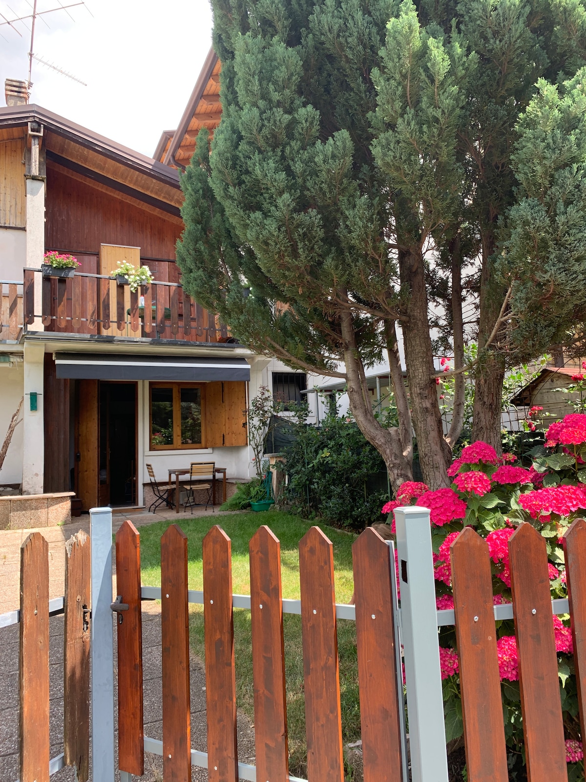 Casetta con due camere e giardino in montagna