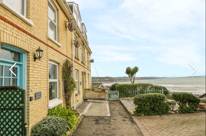 Stone's Throw - *Sea views *Parking *Dog Friendly