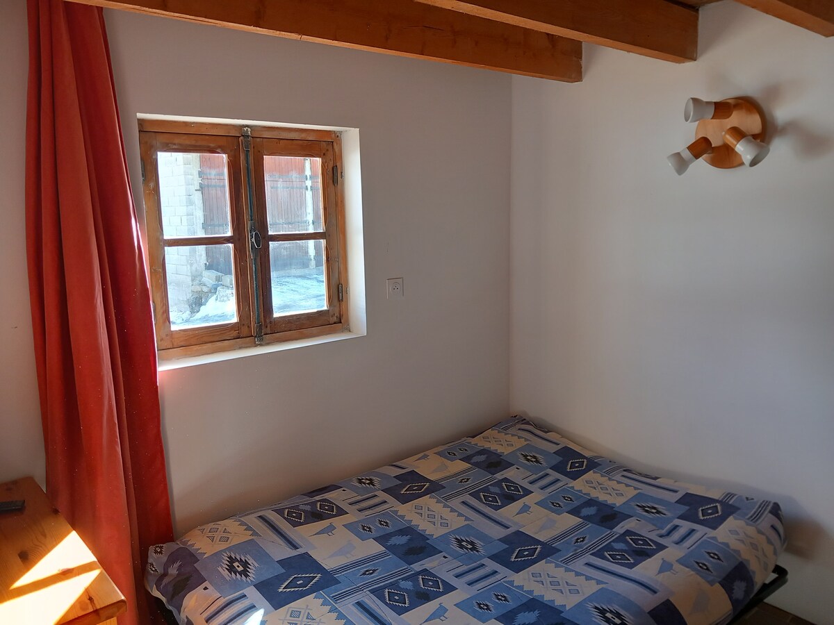 Petite chambre dans maison de village