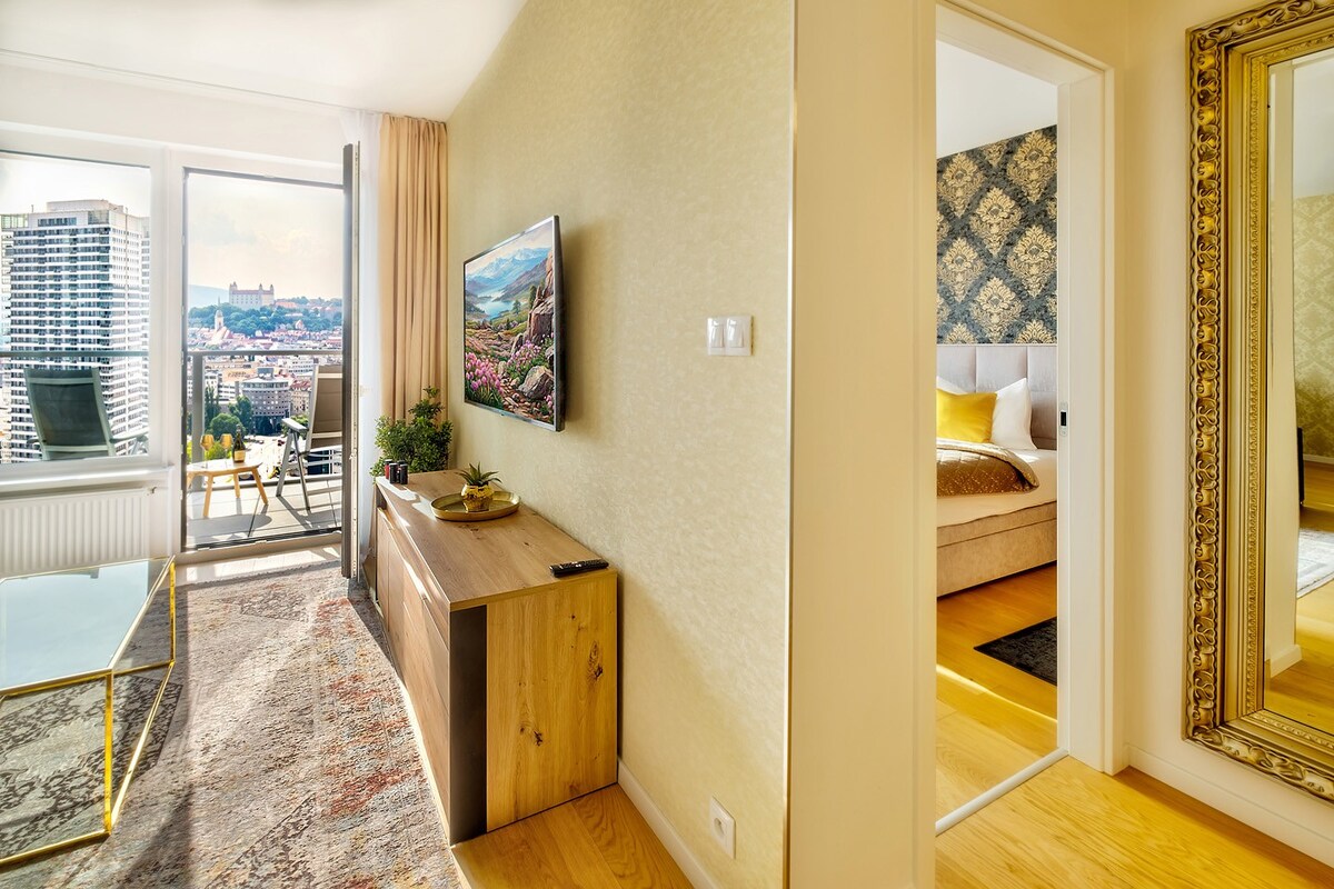 Skyline & Castle Vista Luxury High-Floor Apartment