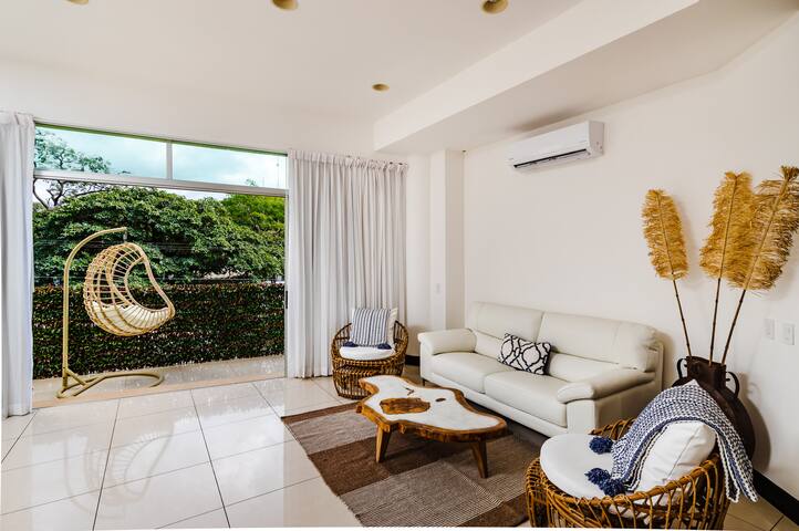 Luxe 2 BD 2 BA Condo w Pool | Fast Wifi | Beach