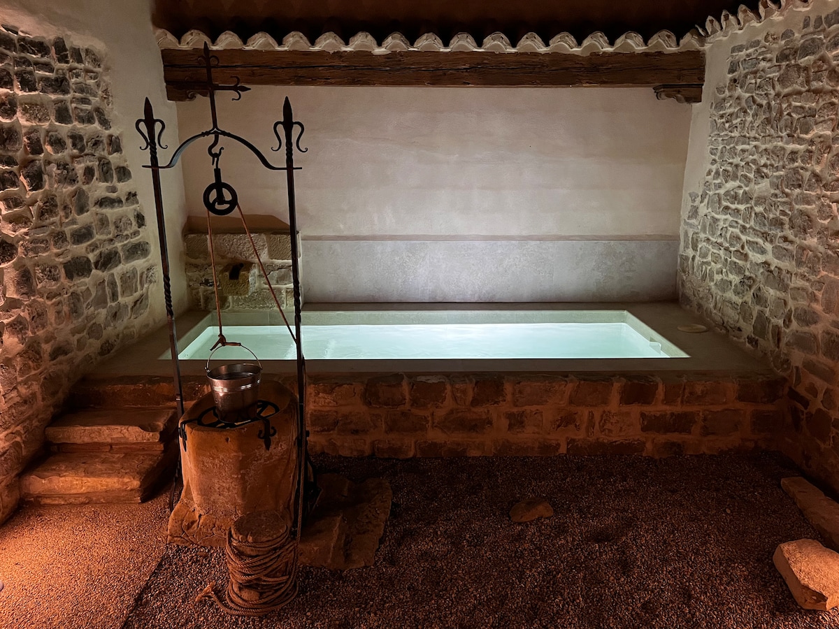 Casa del Capitán Medina. Siglo XV. Piscina 6+2pax