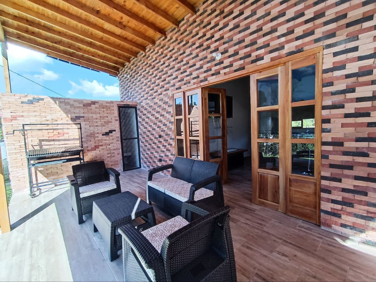 Cabaña con jacuzzi, turco y chimenea, en Guarne