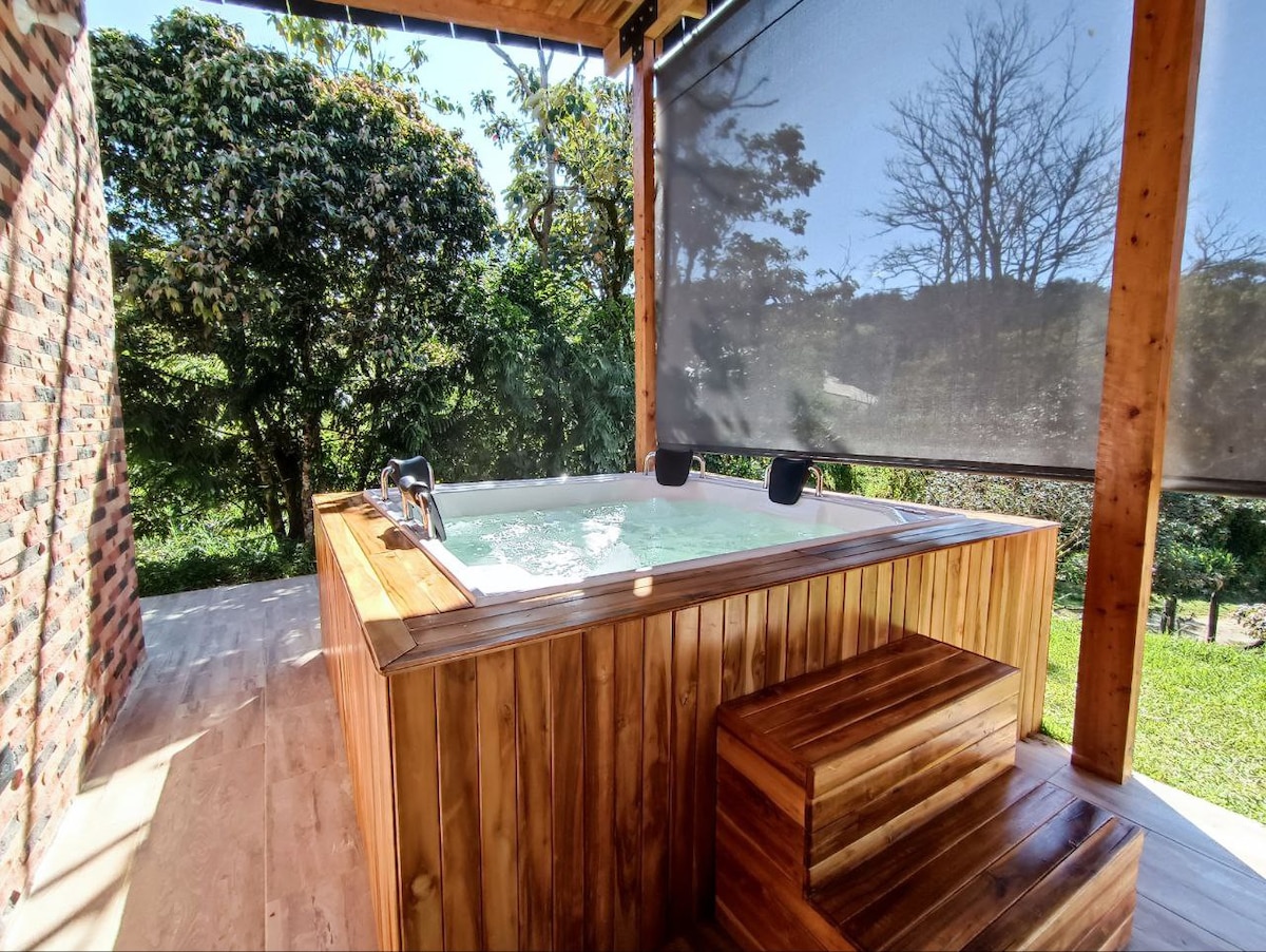 Cabaña con jacuzzi, turco y chimenea, en Guarne