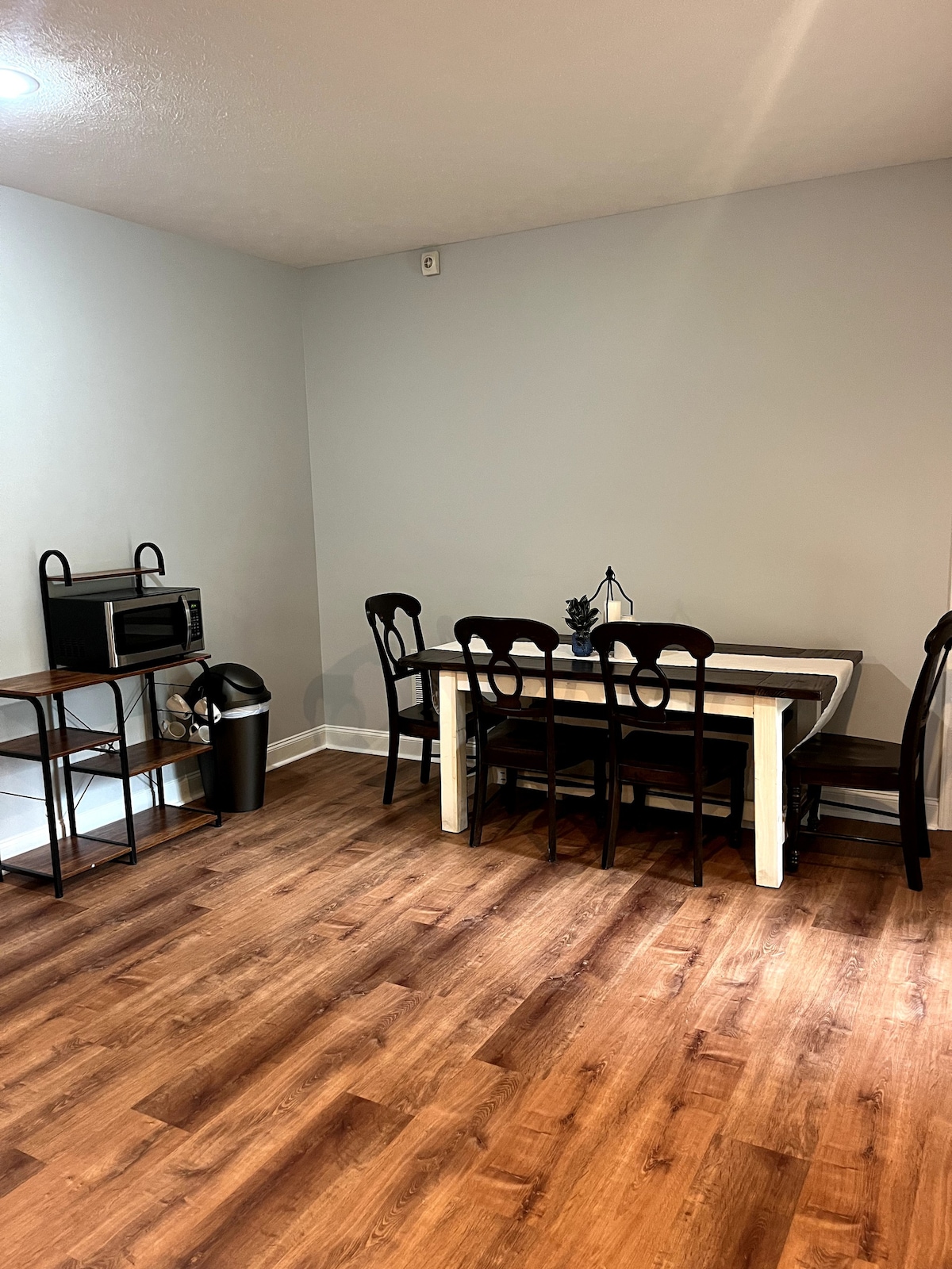 Newly renovated 2 bed 1 bath with kitchenette