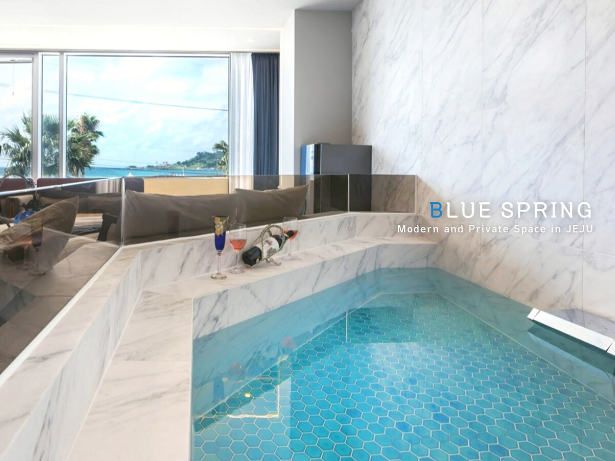 [蓝色泉水]室内加热泳池套房，就在Hyeopjae海滩201前面