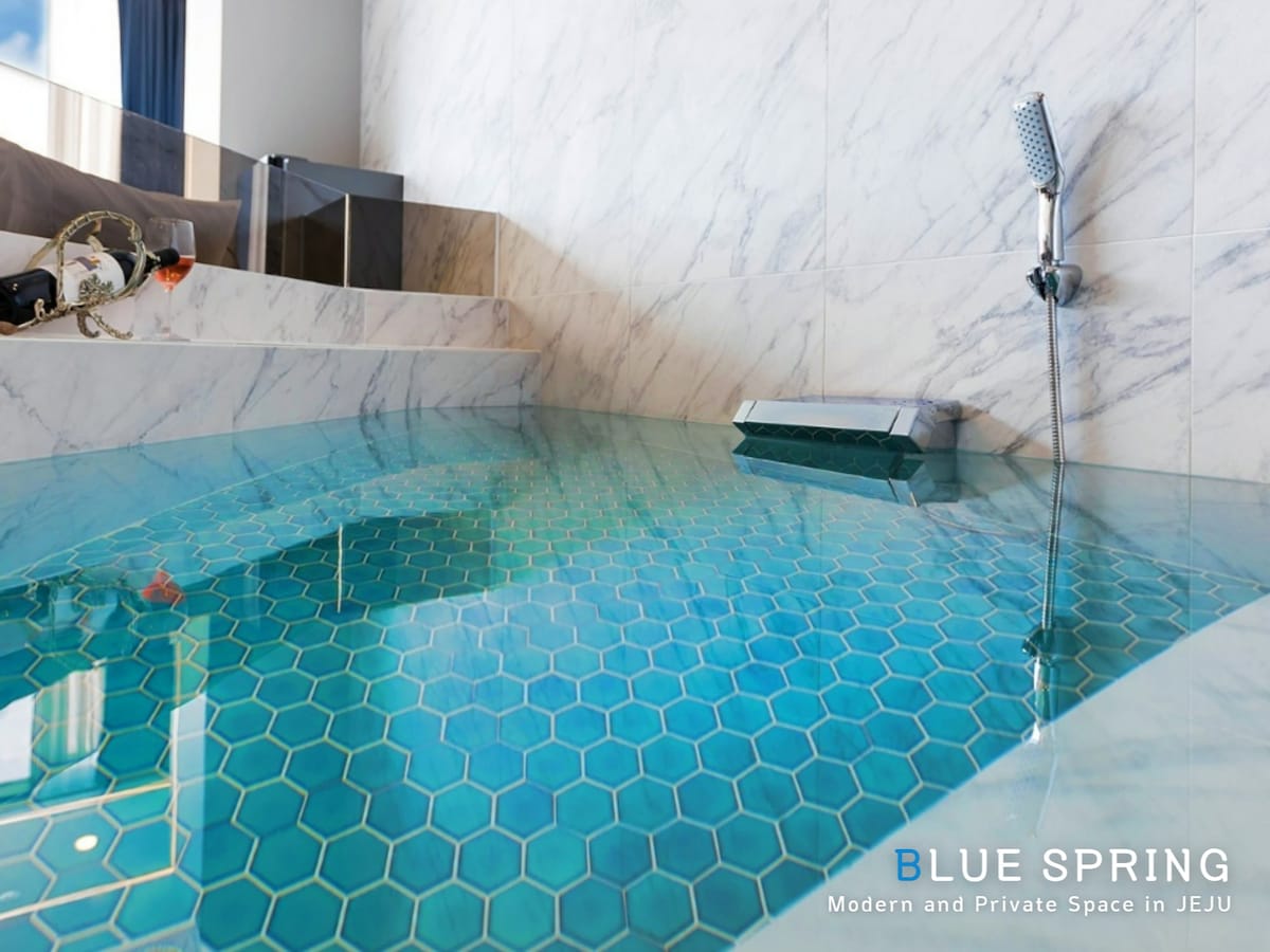 [蓝色泉水]室内加热泳池套房，就在Hyeopjae海滩201前面
