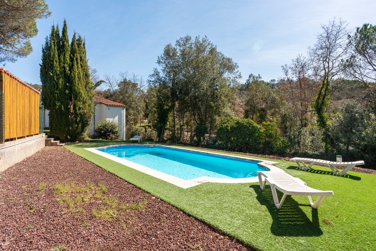 乡村风格的房子别墅，带泳池，靠近赫罗纳（ Girona