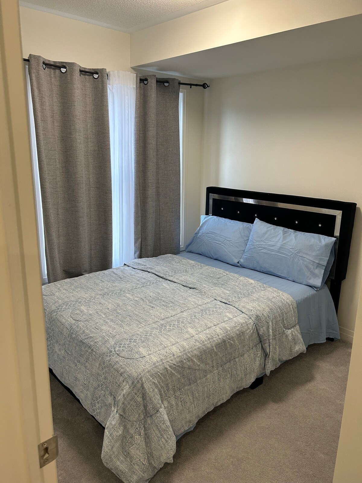 Cozy Compact 1 Bedroom Suite Bowmanville