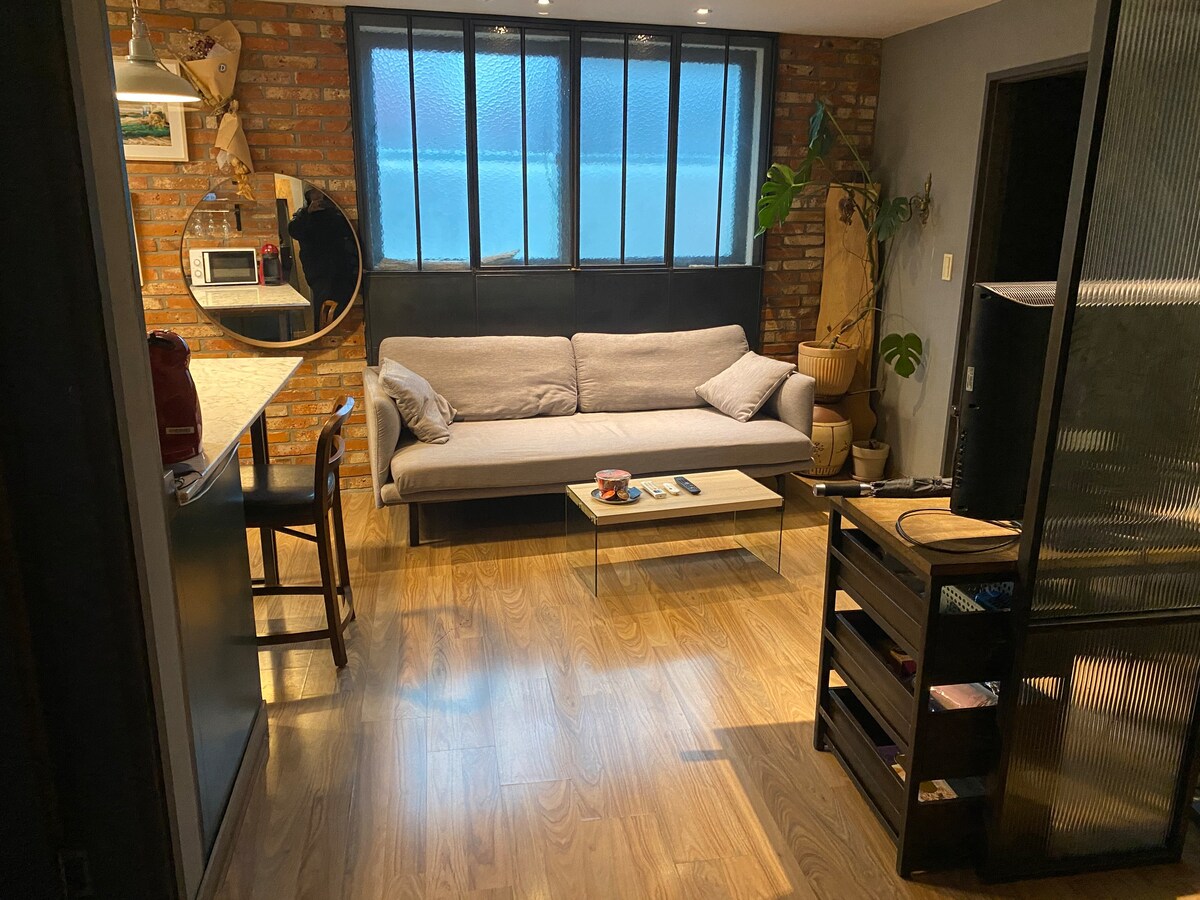 Unique Exposed Brick 1 Bed Lg open Kitchen w/gym
