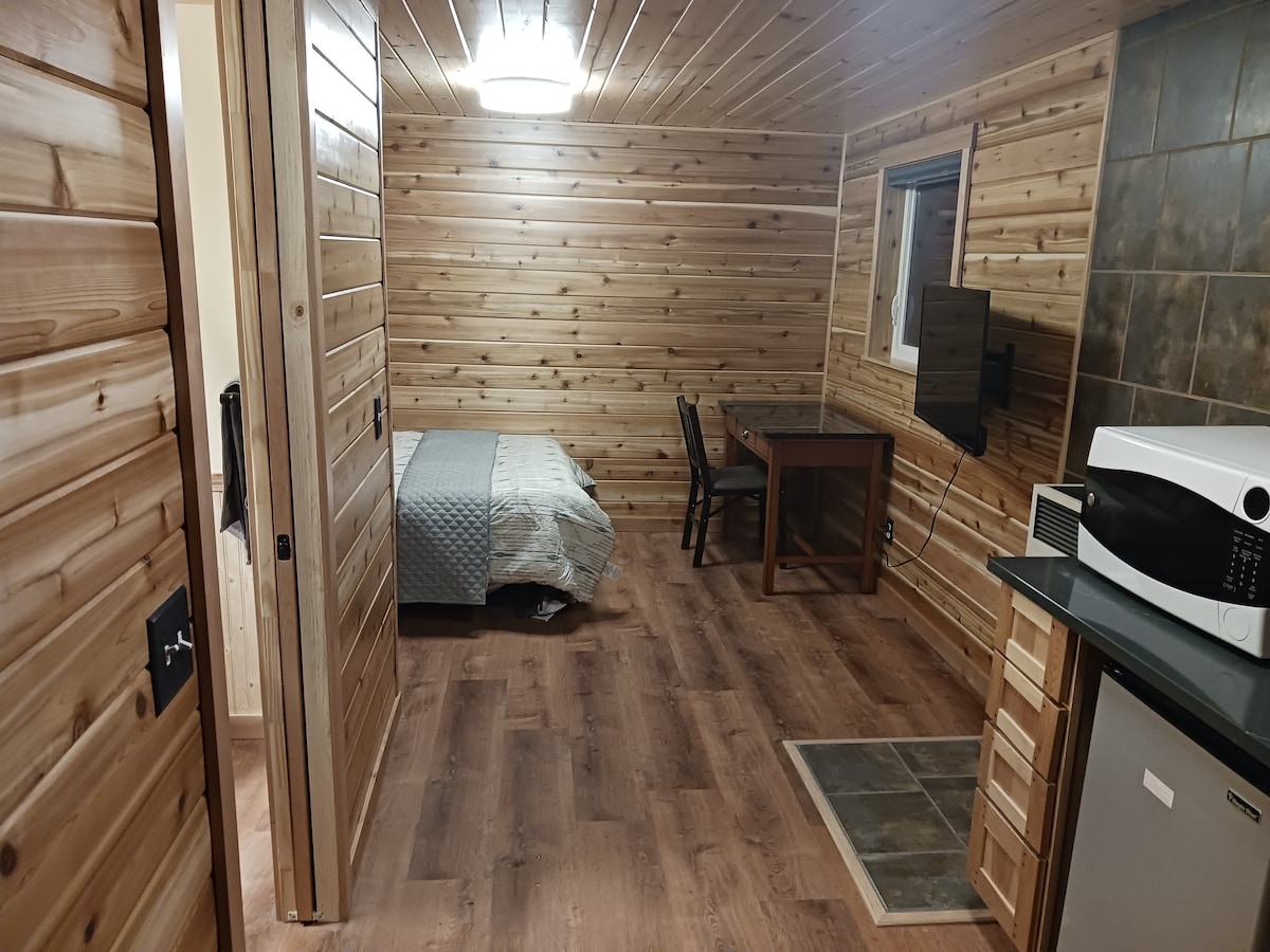 Cozy yet modern cabin near airport