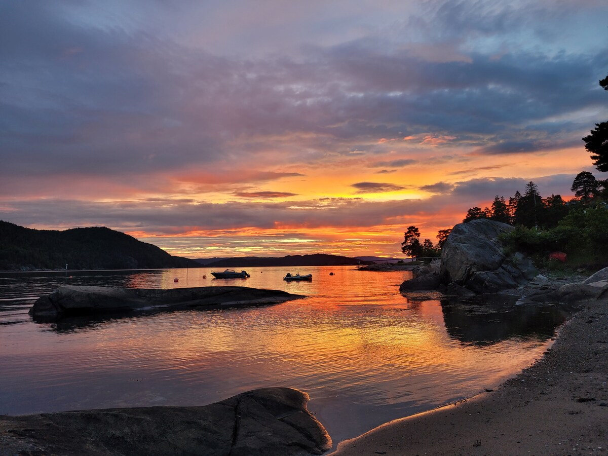 Stor hytte ved sjøen med sol fra morgen til kveld